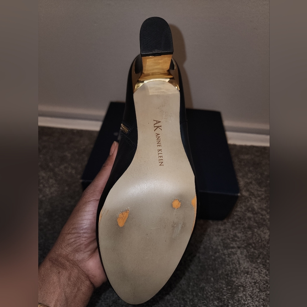 Vintage leather Black Anne Klein ankle boots w/ golden trim - Picture 5 of 5